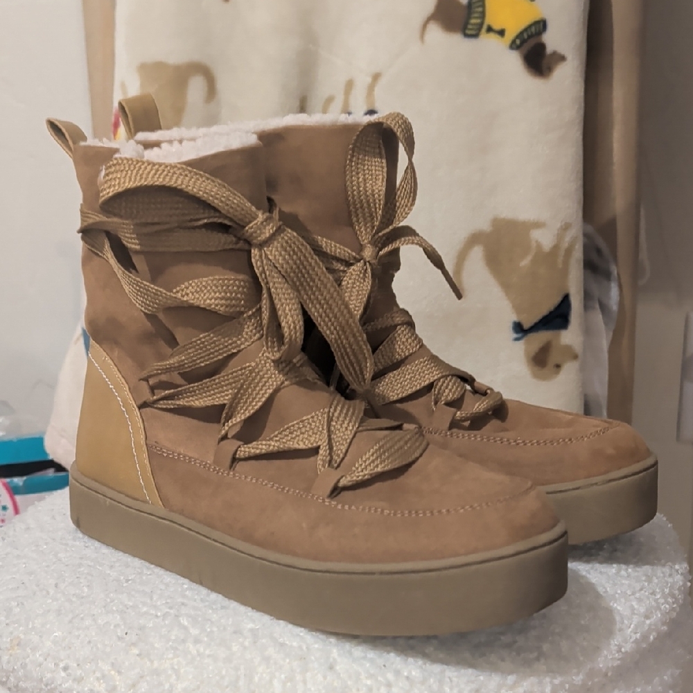 Universal Thread Boots.  Size 9.5 Excellent Condition